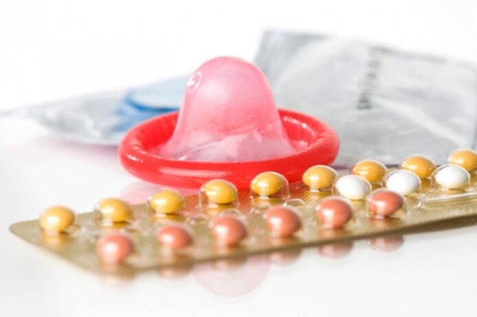 Презервативи та протизаплідні таблетки оберігають від небажаної вагітності